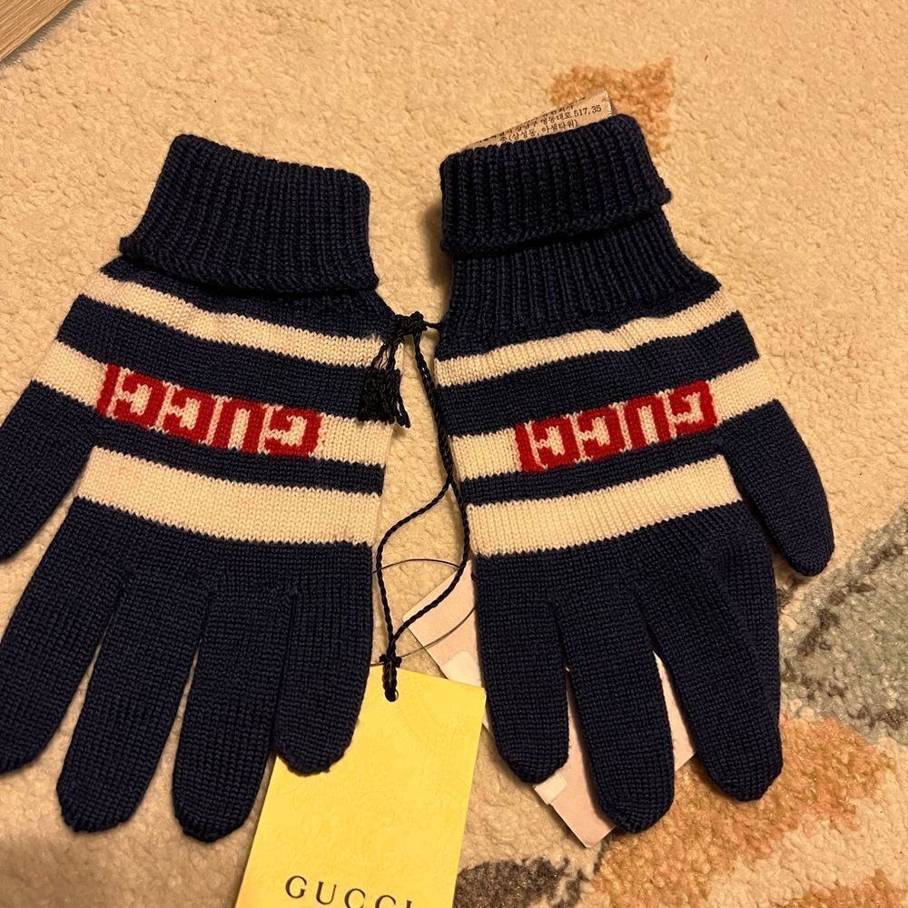 Brand new with box Kids gloves size m Nwt Gucci